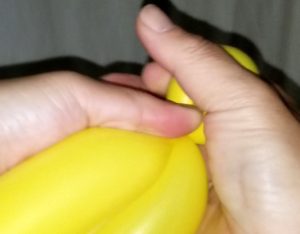 バルーンアートの風船に癖をつけるやり方
