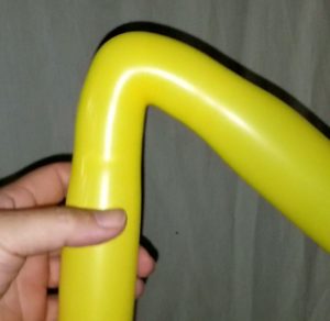 バルーンアートの風船のくせの付け方。