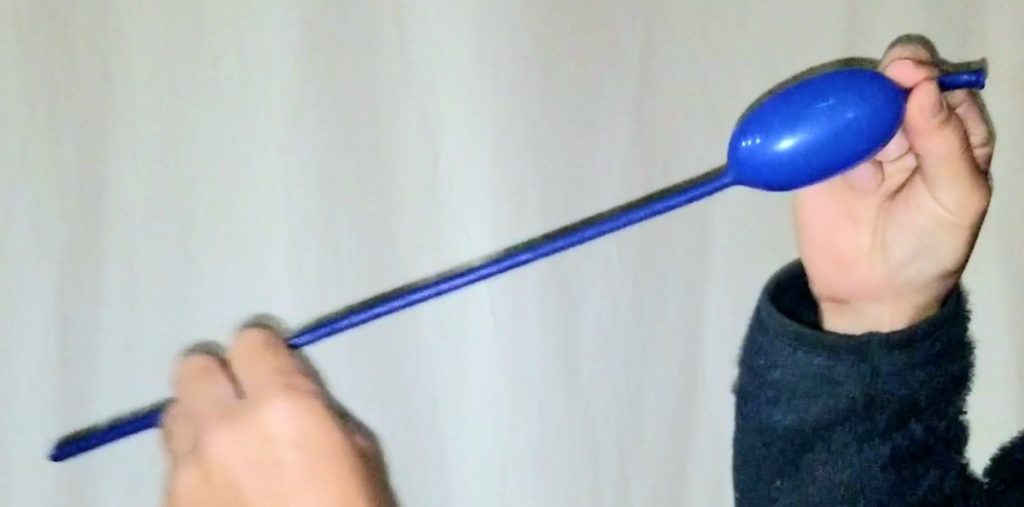 バルーンアートの口で風船を膨らませるやり方