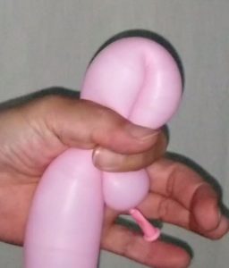 バルーンアート端を残した状態のつまみひねり