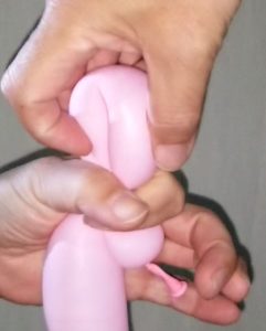 バルーンアート端を残した状態のつまみひねり