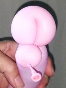 バルーンアート端を残した状態のつまみひねり