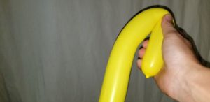 バルーンアートのゆるく癖をつけるやり方