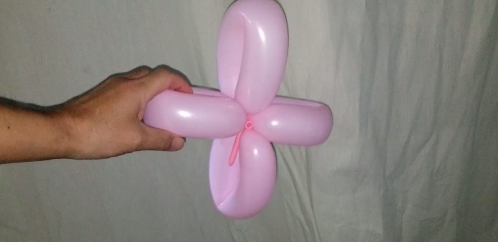 バルーンアートの一般的な花の作り方