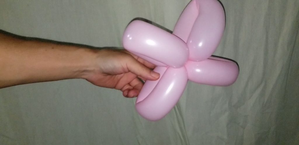 バルーンアートの簡単な4枚の花の作り方