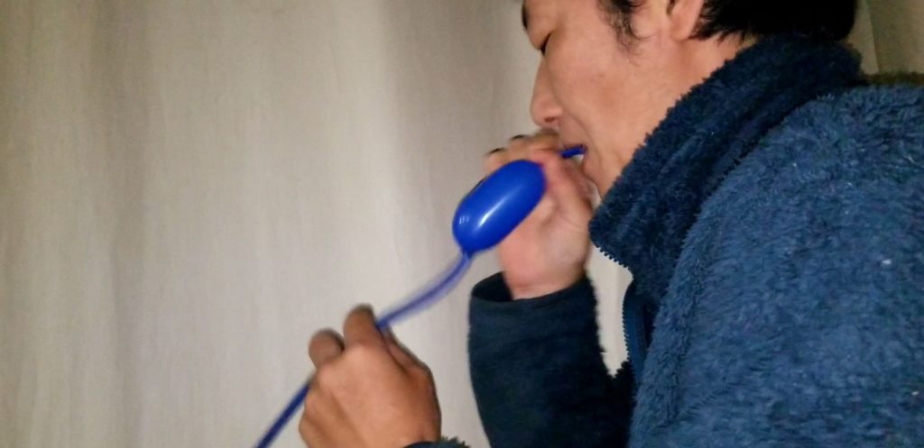 バルーンアートの風船を口で膨らませる方法