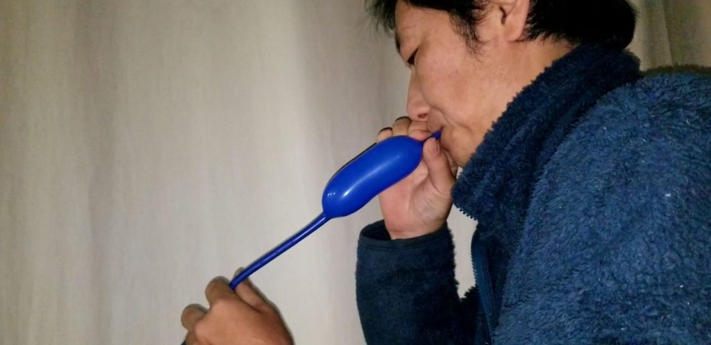 バルーンアートの風船を口で膨らませる方法