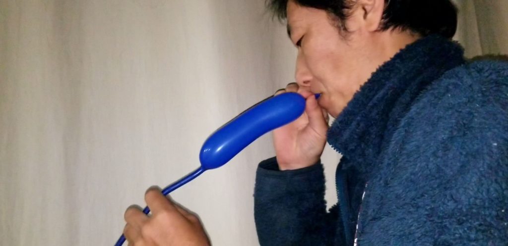 バルーンアートの風船を口で膨らませる方法