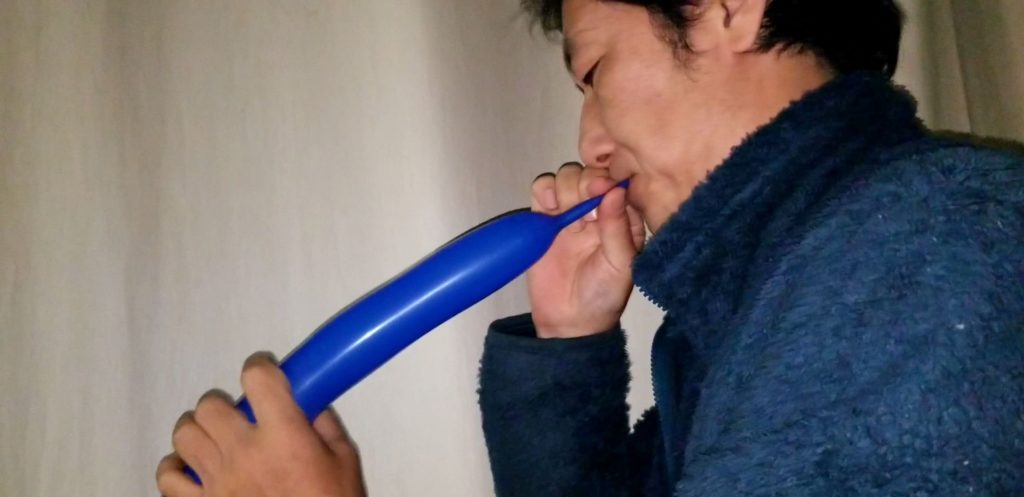 バルーンアートの風船を口で膨らませる方法