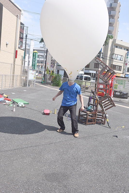町田シバヒロでの大道芸!巨大な風船に入る芸