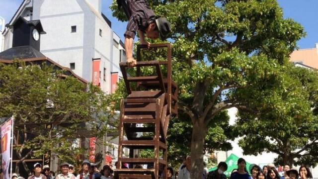 大道芸人GEN(ジェン)の逆立ちショー