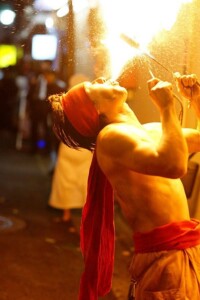 大道芸人GEN(ジェン)の火吹き