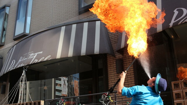 大道芸人GEN(ジェン)の火吹き