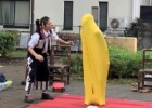 風船人間になる大道芸人