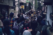 アルジェントさーかすの三茶de大道芸でのワンシーン!狭い路地で人ごみの中逆立ちをしているシーン