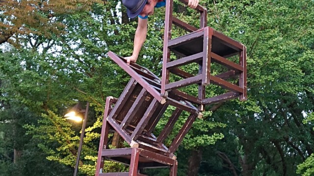 大道芸人GEN(ジェン)の椅子倒立5丁椅子