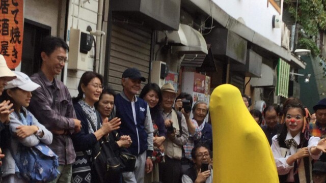 アルジェントさーかすの演技スペースが狭い所でのパフォーマンス風景