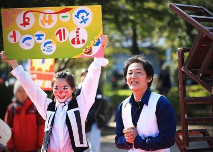 アルジェントさーかすの看板を持ってる二人、おいおい看板が逆さまになってるぞ!