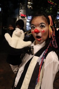 クラウンアルくんのグリーティングパフォーマンス!うさちゃんと一緒にお散歩♪