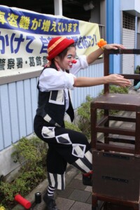 クラウンアルくん新小岩駅東北ひろばまつり2019 椅子に登る