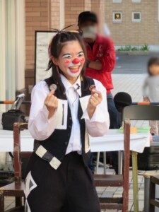 クラウン(道化師)アルくんの笑顔あつぎ国際大道芸