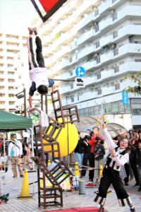 あつぎ国際大道芸での『アルジェントさーかす』の椅子倒立