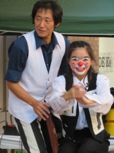 アルジェントさーかすクラウンアルくんがノリノリになって大道芸人 GEN(ジェン)を困らせているところ