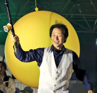 大道芸人 GEN(ジェン)が風船を持っている