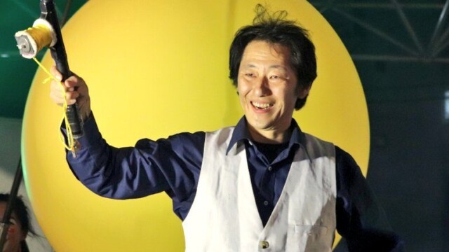 大道芸人 GEN(ジェン)が風船を持っている