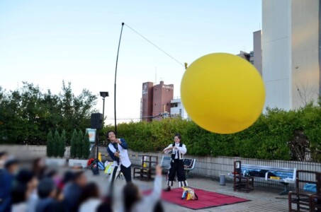 風船飛ばしをする大道芸人!あつぎ国際大道芸フェスティバル