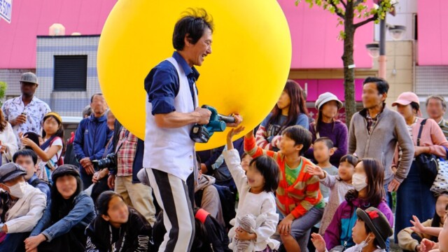アルジェントさーかす巨大な風船を使った大道芸