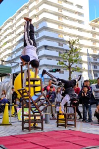 2人で逆立ち椅子倒立