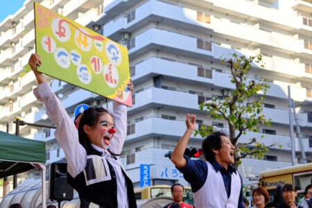 アルジェントさーかすが看板を持ってご挨拶