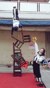 かめいど勝運大道芸で行われたサーカス芸(チェアーアクロバット)を行うアルジェントさーかす