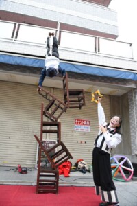 椅子倒立の超絶技