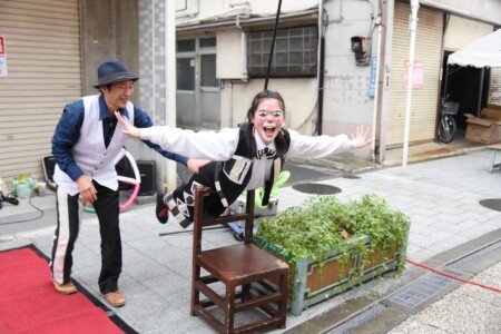 椅子の上でのバランスピエロ