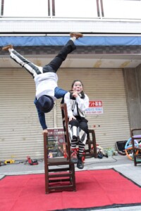 ギリギリのバランスでの逆立ち