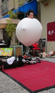 かめいど勝運大道芸で行われたアルジェントさーかすのジャイアントバルーンショー!写真で見てびっくり、こんなにジャンプしてたんですね♪