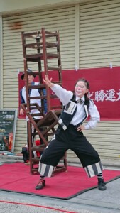 ピエロ(クラウン)のアルくんの「5つ~」アルジェントさーかすかめいど勝運大道芸2019にて