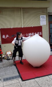 かめいど勝運大道芸のサーカスショー!ジャイアントバルーンを行うアルジェントさーかすなのだが、白い風船で行うのは貴重である。