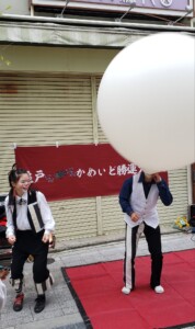 巨大な風船に入る