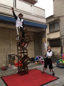 写真提供 Ma~ko~ かめいど勝運大道芸で行われたアルジェントさーかすのパフォーマンス。椅子の上に立つとそこはもう二回の高さになってます。