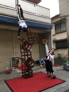 かめいど勝運大道芸!椅子の上での超絶バランス