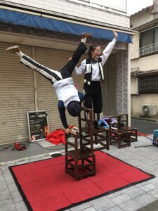 かめいど勝運大道芸での椅子を使ったアクロバット