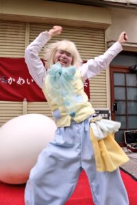 無邪気にはしゃぐクラウン(ピエロ)のロイくん