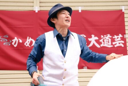 大道芸人 GEN(ジェン)が大道芸の最中に一生懸命しゃべっている。