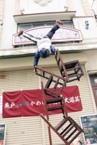 大道芸人GEN(ジェン)の椅子倒立、5丁椅子