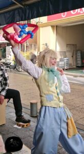 クラウン(道化師)ロイくん風船を持って叫ぶ!かめいど勝運大道芸