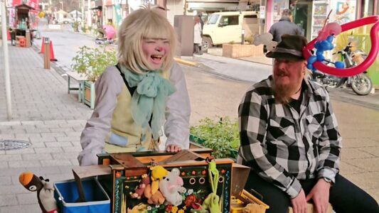 クラウン(ピエロ)ロイくんがストリートオルガンを演奏しているときの写真