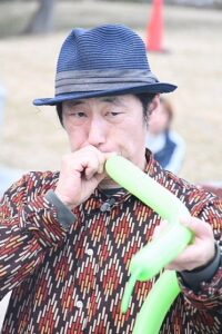 大道芸バルーンアート葛西臨海公園で風船を膨らませるGEN(ジェン)